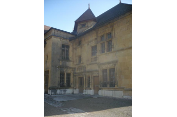 Cour intérieure du Château PERTUSIER ville de Morteau